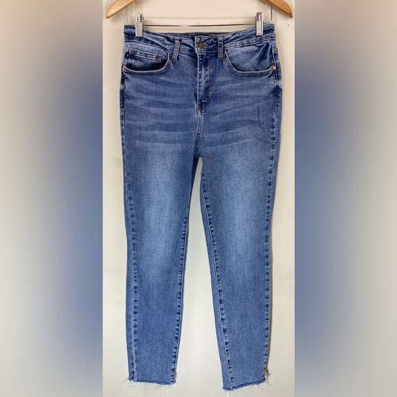 Judy Blue JB88259 Hi-Rise Relaxed Fit Skinny Jeans Raw Hem women’s size 28 - Picture 3 of 9
